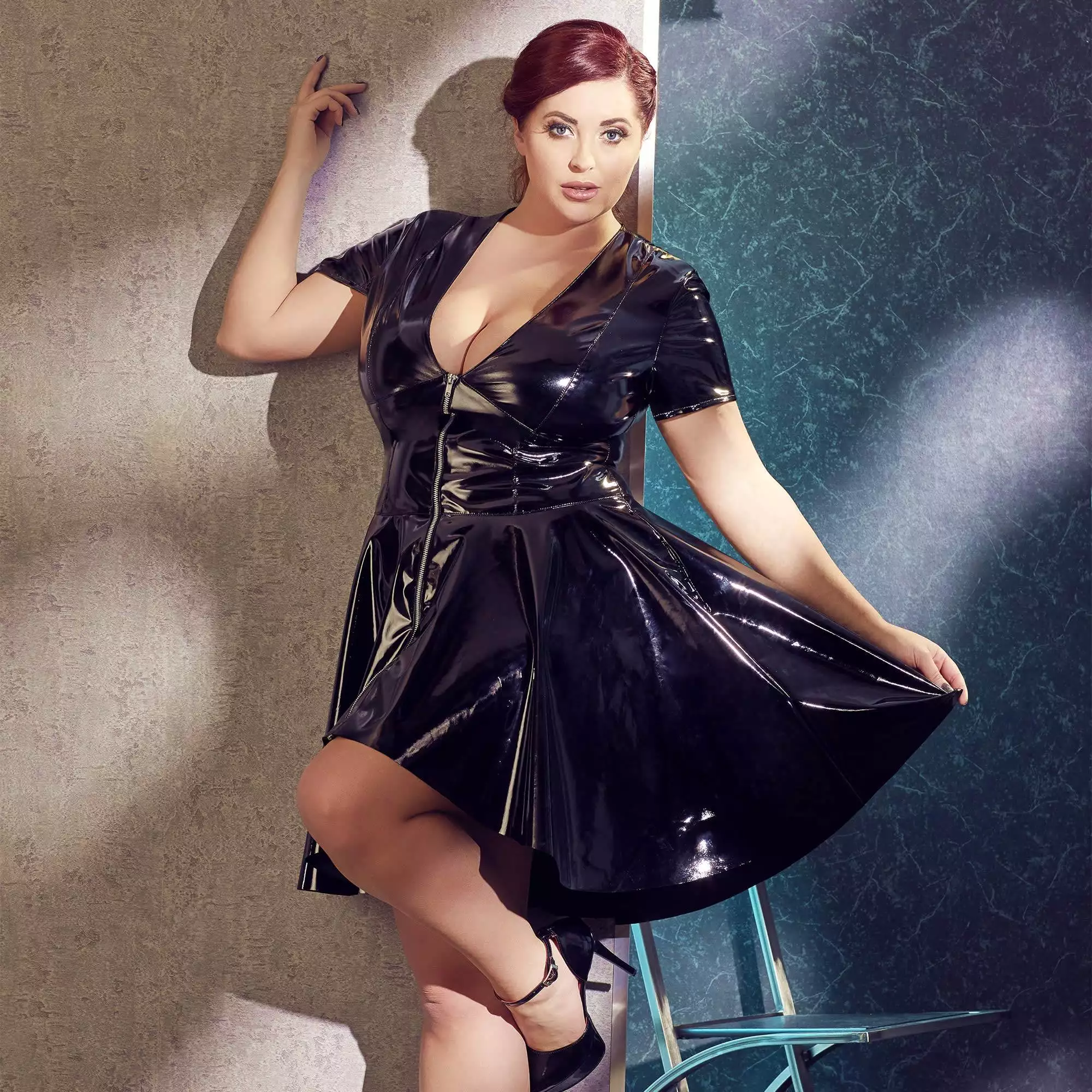 Vinyl Kjole med Plissering og Asymmetrisk Snit - Billede 11